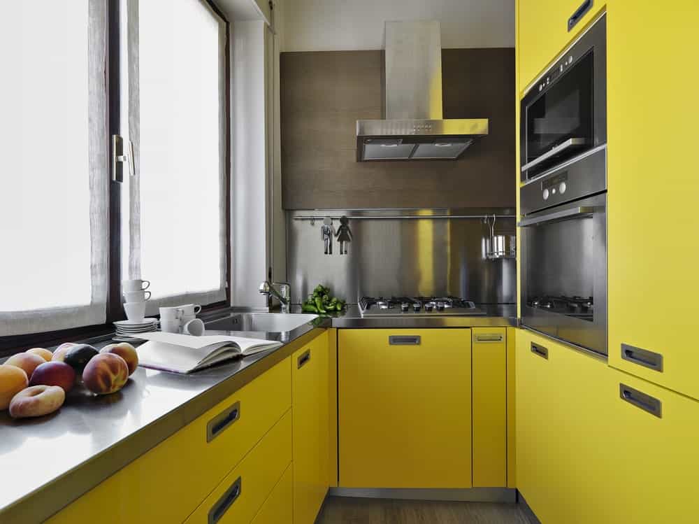 Cách thiết kế phòng bếp đẹp với gam màu vàng nghệ tây kết hợp màu sắc ấm áp