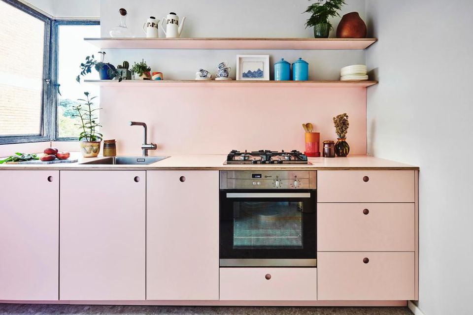 Cách trang trí phòng bếp nhỏ đẹp bằng những đồ dùng hàng ngày vô cùng đẹp mắt, ấn tượng