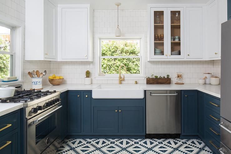 Phòng bếp màu xanh dương trông rất đơn giản nhưng vẫn đầy đủ tiện nghi