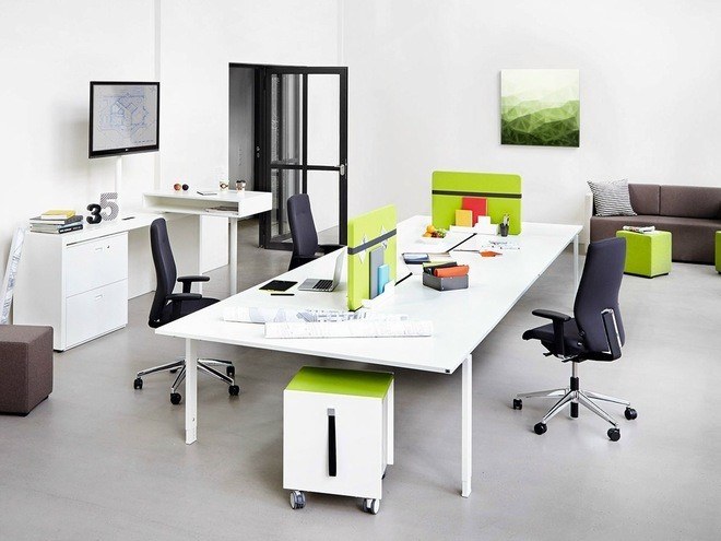 Tối ưu hóa không gian với thiết kế khu làm việc tập trung, 1 bàn và nhiều ghế
