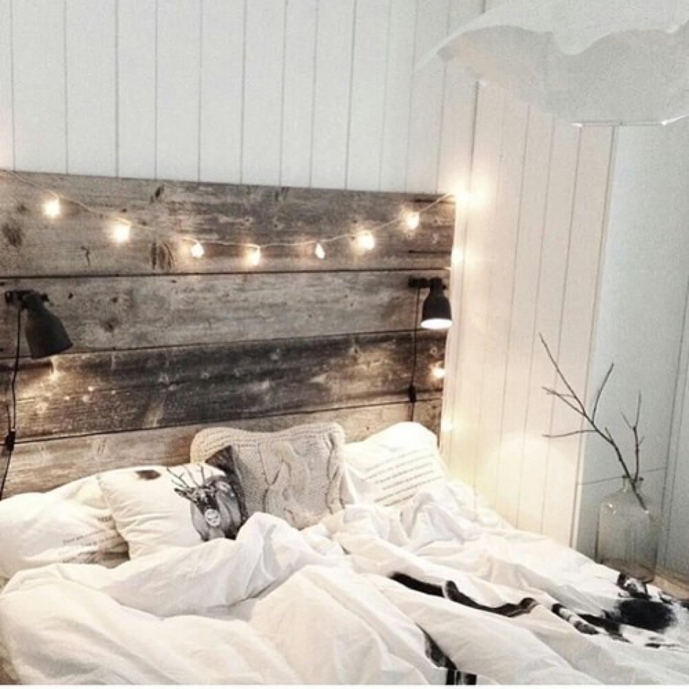 Tấm gỗ đầu giường toát lên nét rêu phong của thời gian