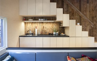 Thiết kế bếp dưới cầu thang - Ý tưởng biến tấu đầy sáng tạo